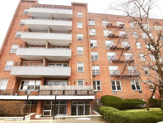 Condo for Pending Forest Hills, Queens