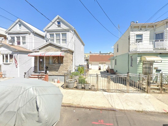 Single-family for Pre-foreclosure South Richmond Hill, Queens