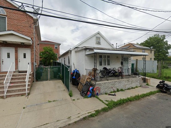 Single-family for Pre-foreclosure / auction Howard Beach, Queens