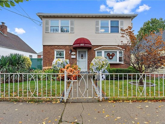 Single-family for Sale Throggs Neck, Bronx