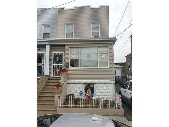 Single-family for Pre-foreclosure Throggs Neck, Bronx