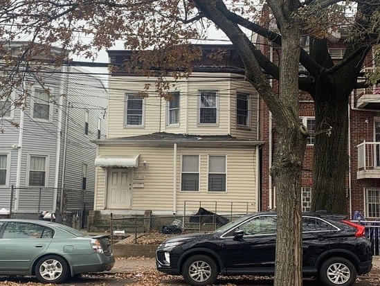 Single-family for Pre-foreclosure / auction North Corona, Queens