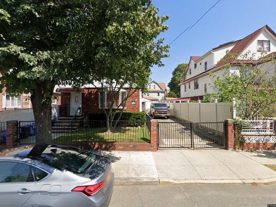 Single-family for Pre-foreclosure Ozone Park, Queens