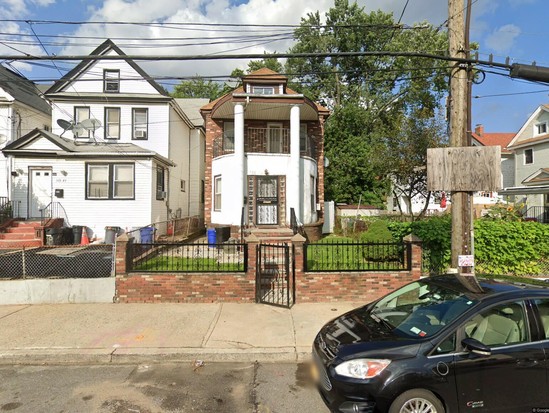 Single-family for Contingent Jamaica, Queens