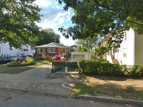 Single-family for Pre-foreclosure / auction Shore Acres, Staten Island