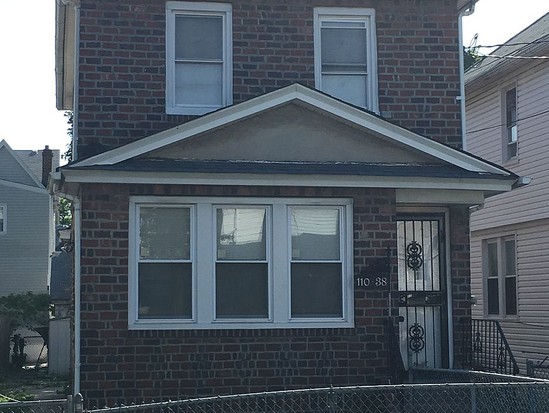 Single-family for Contingent Jamaica, Queens