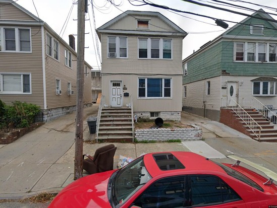 Multi-family for Pre-foreclosure / auction College Point, Queens