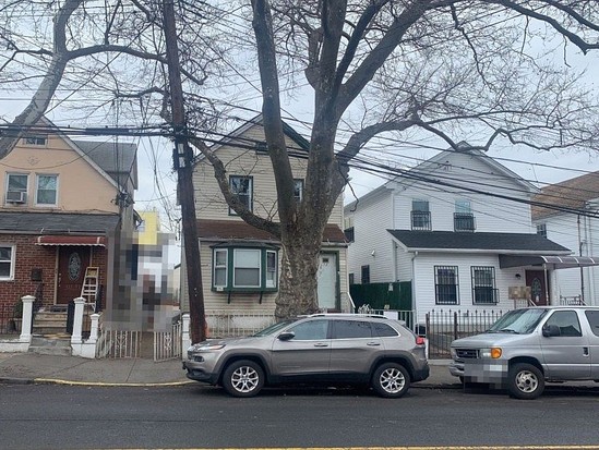 Single-family for Pre-foreclosure / auction Corona, Queens