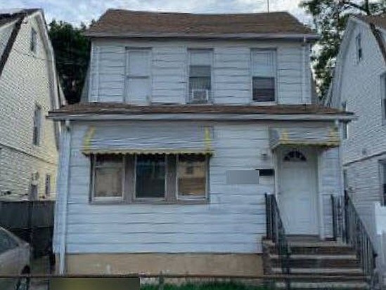 Single-family for Auction St Albans, Queens