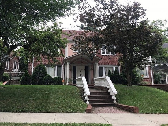 Single-family for Pre-foreclosure / auction Kew Gardens, Queens