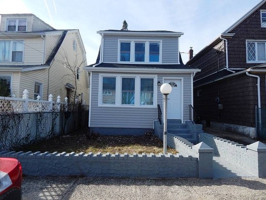 Single-family for Contingent St Albans, Queens