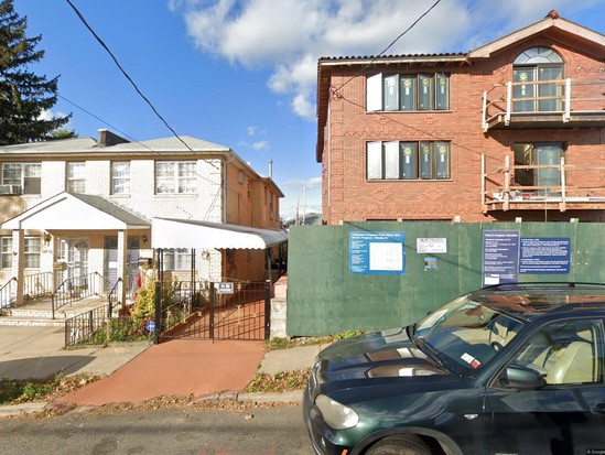 Single-family for Pre-foreclosure College Point, Queens