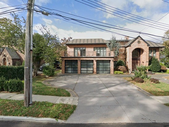 Single-family for Pre-foreclosure / auction Grymes Hill, Staten Island