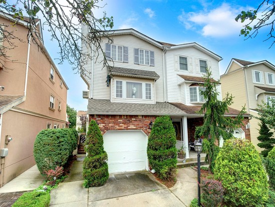 Single-family for Sale Richmond Town, Staten Island