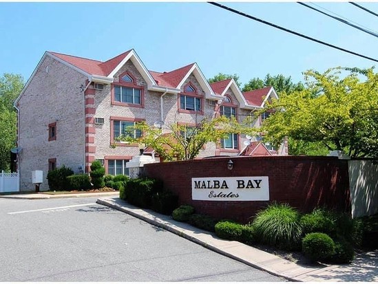 Townhouse for Contingent College Point, Queens