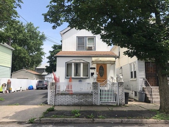 Single-family for Pre-foreclosure / auction South Ozone Park, Queens