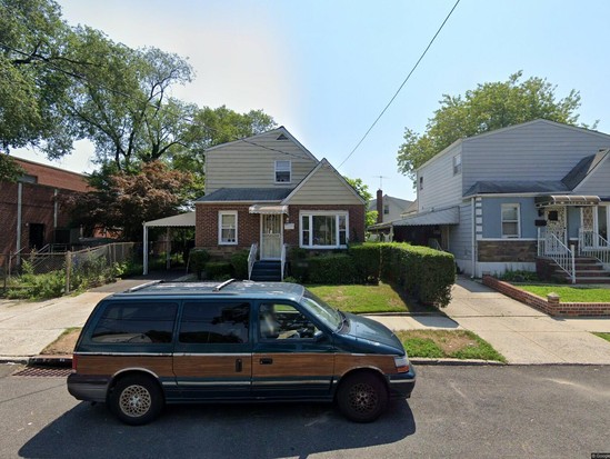 Single-family for Pre-foreclosure Laurelton, Queens