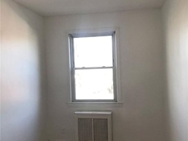 Home for Pre-foreclosure / auction Kew Gardens Hills, Queens