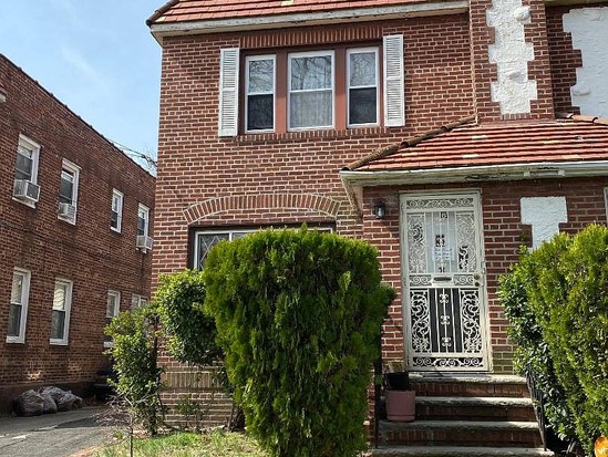 Single-family for Contingent Laurelton, Queens