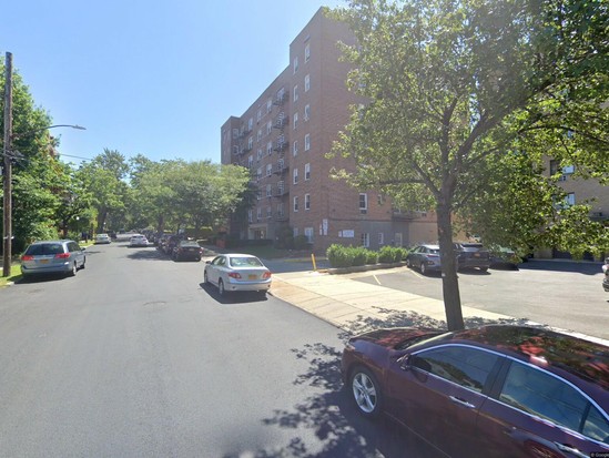 Condo for Pre-foreclosure / auction Briarwood, Queens