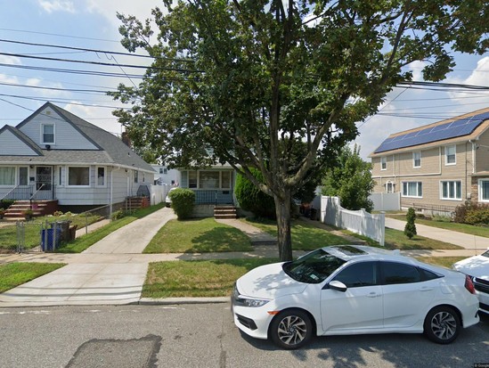 Single-family for Pre-foreclosure Rosedale, Queens