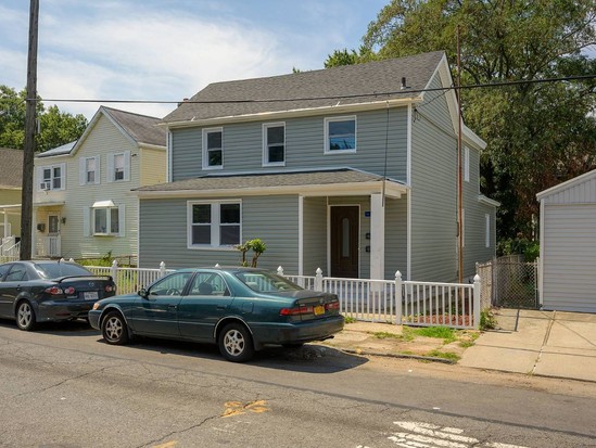 Single-family for Contingent Port Richmond, Staten Island