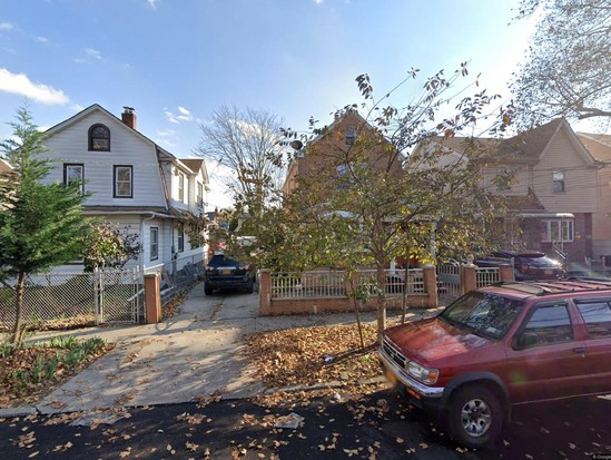 Single-family for Pre-foreclosure / auction Flushing, Queens