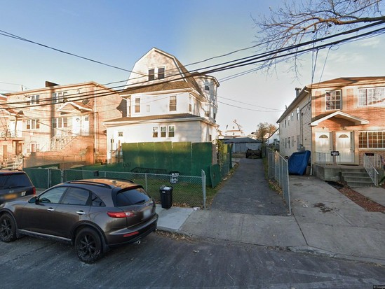 Multi-family for Pre-foreclosure Far Rockaway, Queens