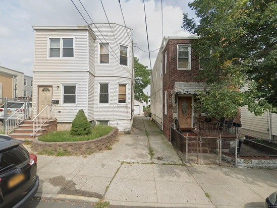 Multi-family for Pre-foreclosure / auction College Point, Queens