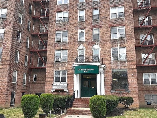 Condo for Sale Briarwood, Queens