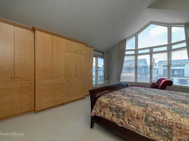 Home for Pre-foreclosure / auction Belle Harbor, Queens