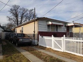 Home for Pre-foreclosure / auction Brookville, Queens