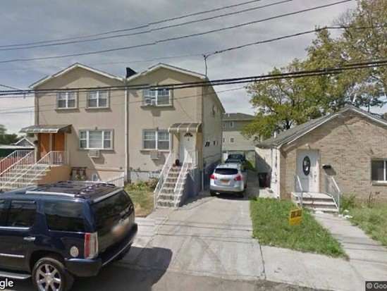 Single-family for Contingent Brookville, Queens