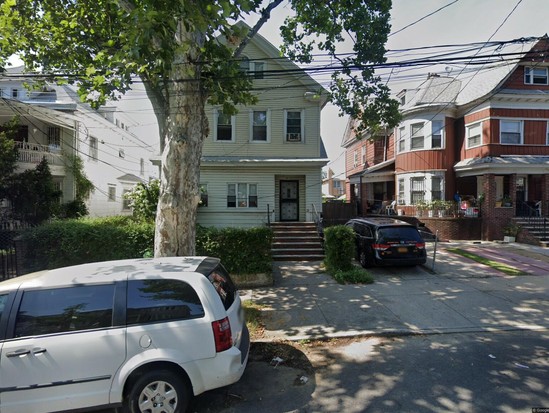 Single-family for Pre-foreclosure / auction Flushing, Queens