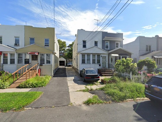 Multi-family for Pre-foreclosure / auction Briarwood, Queens