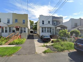 Home for Pre-foreclosure / auction Briarwood, Queens