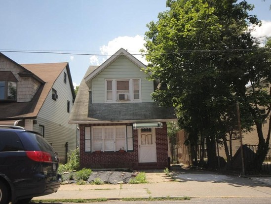 Single-family for Pre-foreclosure / auction Flushing, Queens