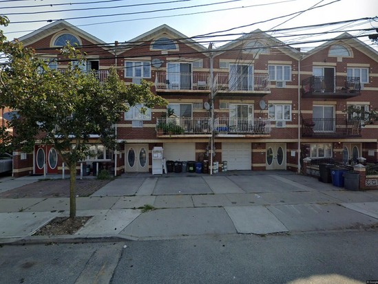 Multi-family for Pre-foreclosure / auction Howard Beach, Queens