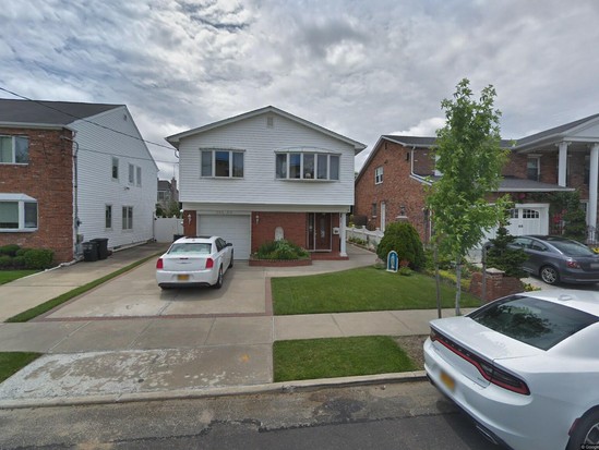 Single-family for Pre-foreclosure Howard Beach, Queens