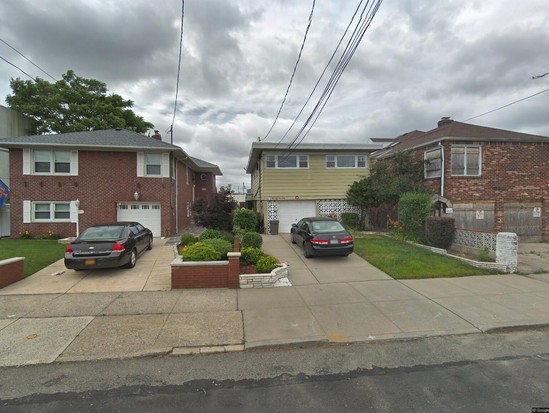 Single-family for Pre-foreclosure Howard Beach, Queens