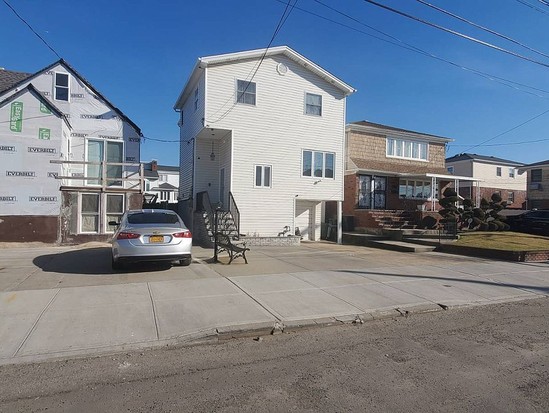 Single-family for Contingent Howard Beach, Queens