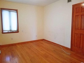 Home for Pre-foreclosure / auction Whitestone, Queens