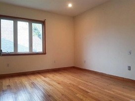 Home for Pre-foreclosure / auction Whitestone, Queens