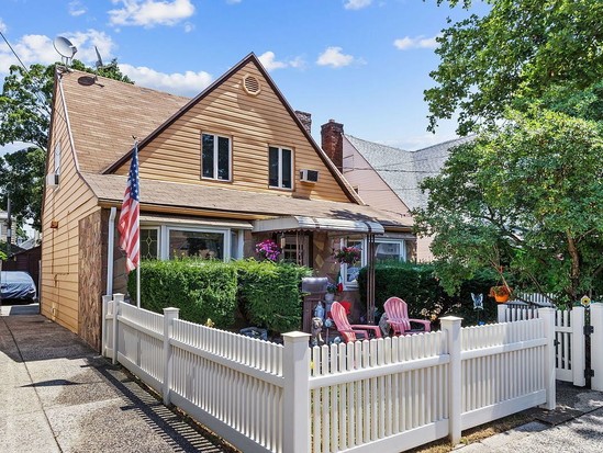 Single-family for Sale Marine Park, Brooklyn