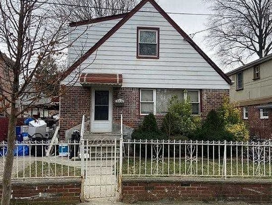 Single-family for Pre-foreclosure / auction Hillcrest, Queens