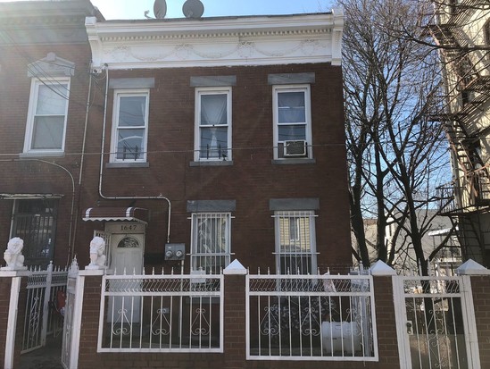 Single-family for Pre-foreclosure / auction Van Nest, Bronx