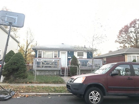 Single-family for Pre-foreclosure / auction Meiers Corners, Staten Island