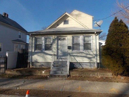 Single-family for Pre-foreclosure / auction Springfield Gardens, Queens