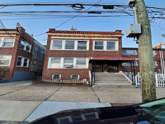 Single-family for Pre-foreclosure / auction Wakefield, Bronx