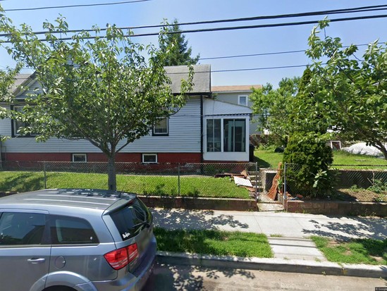 Single-family for Pre-foreclosure / auction Springfield Gardens, Queens